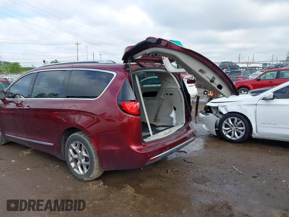 2017 Chrysler Pacifica Limited z VIN 2C4RC1GG8HR703435, wystawiony jako IAAI lot #42156060 z przebiegiem 129 744 mil mil oraz . Historia ofert i sprzedaży dostępna na DreamBid. Obrazek 6.