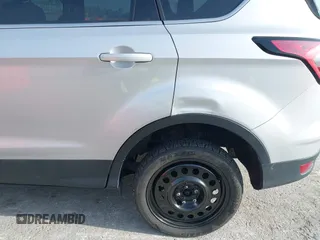 2018 Ford Escape SE z VIN 1FMCU9GD6JUC91365, wystawiony jako IAAI lot #39152113 z przebiegiem 129 283 mil mil oraz . Historia ofert i sprzedaży dostępna na DreamBid. Obrazek 19.