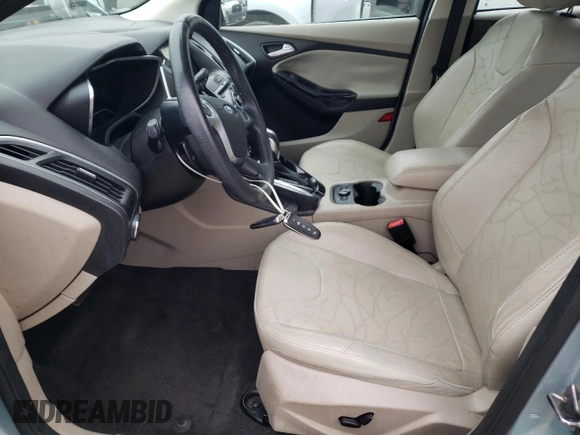 2013 Ford Focus Electric z VIN 1FADP3R46DL146756, wystawiony jako Copart lot #43419335 z przebiegiem 57 142 mil mil oraz Szkody całkowita. Historia ofert i sprzedaży dostępna na DreamBid. Obrazek 7.