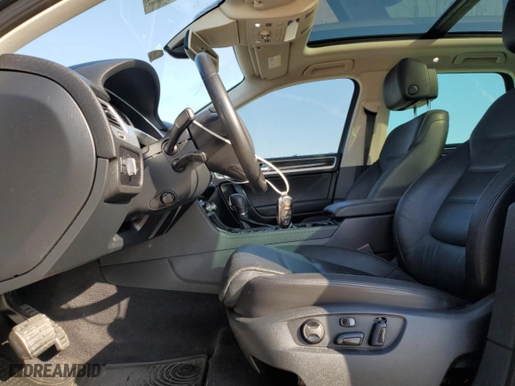 2016 Volkswagen Touareg Lux with VIN WVGEF9BP0GD000663, listed as a Copart auction lot 45545355 with 152,802 mi miles and Salvage Title. Bid and sale history available at carsss.com. Image 7.