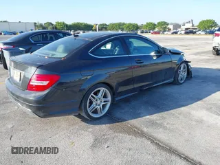 2013 Mercedes-Benz C 250 z VIN WDDGJ4HB5DG085073, wystawiony jako IAAI lot #41696760 z przebiegiem 196 802 mil mil oraz . Historia ofert i sprzedaży dostępna na DreamBid. Obrazek 4.