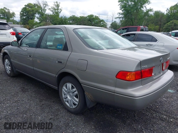 2001 Toyota Camry CE z VIN 4T1BG22K01U028448, wystawiony jako IAAI lot #42324384 z przebiegiem 190 325 mil mil oraz . Historia ofert i sprzedaży dostępna na DreamBid. Obrazek 3.