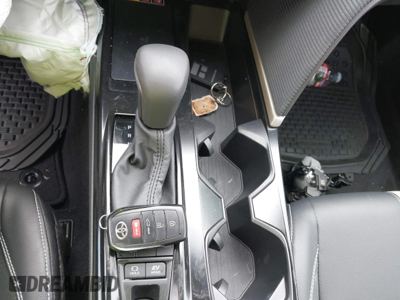 2025 Toyota Camry LE z VIN 4T1DAACK3SU533985, wystawiony jako IAAI lot #42118873 z przebiegiem Nie podano mil oraz . Historia ofert i sprzedaży dostępna na DreamBid. Obrazek 11.