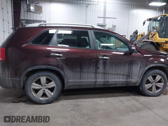2013 Kia Sorento EX z VIN 5XYKUDA29DG313777, wystawiony jako IAAI lot #41574912 z przebiegiem 120 003 mil mil oraz . Historia ofert i sprzedaży dostępna na DreamBid. Obrazek 13.