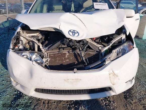 2013 Toyota Sienna XLE AAS with VIN 5TDYK3DC4DS305068, listed as a IAAI auction lot 40909667 with 227,746 mi miles. Bid and sale history available at carsss.com. Image 6.