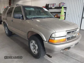2002 Chevrolet Blazer LS z VIN 1GNDT13WX2K182268, wystawiony jako IAAI lot #41872743 z przebiegiem 135 008 mil mil oraz . Historia ofert i sprzedaży dostępna na DreamBid. Obrazek 1.