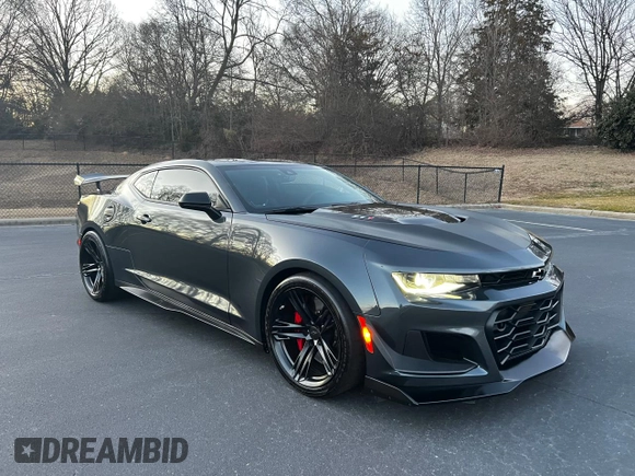 2023 Chevrolet Camaro ZL1 z VIN 1G1FK1R63P0118032, wystawiony jako Copart lot #51035795 z przebiegiem 9030 mil mil oraz Szkody całkowita. Historia ofert i sprzedaży dostępna na DreamBid. Obrazek 1.