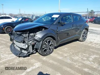 2018 Toyota C-HR XLE z VIN NMTKHMBX5JR042941, wystawiony jako IAAI lot #41803153 z przebiegiem 110 220 mil mil oraz . Historia ofert i sprzedaży dostępna na DreamBid. Obrazek 2.