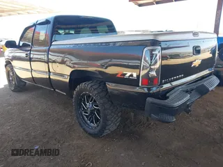 2003 Chevrolet Silverado 1500 LS z VIN 2GCEK19T331197130, wystawiony jako IAAI lot #42294159 z przebiegiem 286 259 mil mil oraz . Historia ofert i sprzedaży dostępna na DreamBid. Obrazek 3.