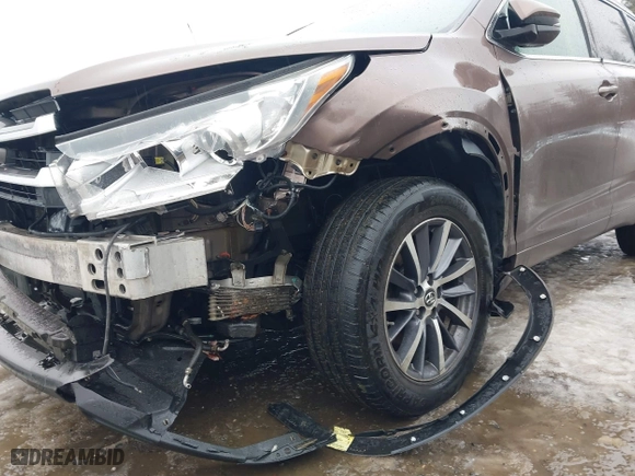 2017 Toyota Highlander XLE with VIN 5TDJZRFH9HS363191, listed as a IAAI auction lot 41642975 with 255,219 mi miles. Bid and sale history available at carsss.com. Image 6.