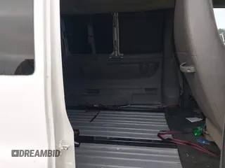 2014 Chevrolet Express Passenger LS z VIN 1GNSGBF43E1184305, wystawiony jako IAAI lot #42537616 z przebiegiem 35 596 mil mil oraz . Historia ofert i sprzedaży dostępna na DreamBid. Obrazek 8.