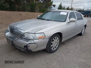 2009 Lincoln Town Car Signature Limited z VIN 2LNHM82V39X633665, wystawiony jako IAAI lot #42016213 z przebiegiem 150 589 mil mil oraz . Historia ofert i sprzedaży dostępna na DreamBid. Obrazek 2.