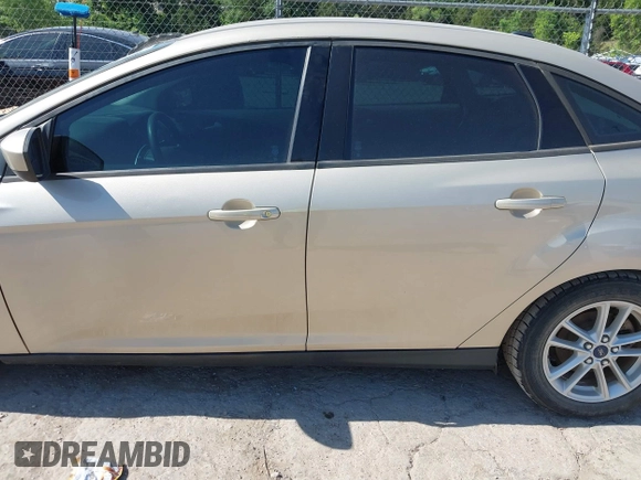 2018 Ford Focus SE z VIN 1FADP3FEXJL210905, wystawiony jako IAAI lot #42264105 z przebiegiem 136 499 mil mil oraz . Historia ofert i sprzedaży dostępna na DreamBid. Obrazek 14.