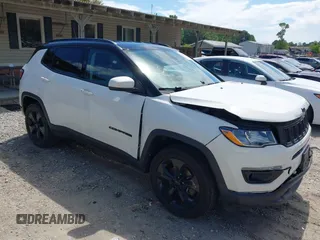 2021 Jeep Compass Latitude z VIN 3C4NJDBB8MT555358, wystawiony jako IAAI lot #42262036 z przebiegiem 67 917 mil mil oraz . Historia ofert i sprzedaży dostępna na DreamBid. Obrazek 1.