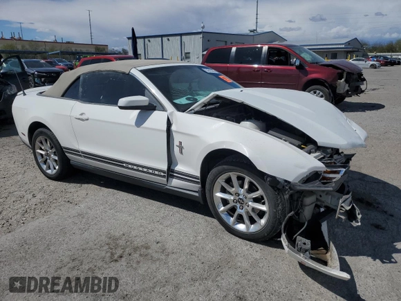 2010 Ford Mustang V6 z VIN 1ZVBP8EN0A5115559, wystawiony jako Copart lot #51810245 z przebiegiem Nie podano mil oraz Szkoda całkowita • Salvage title. Historia ofert i sprzedaży dostępna na DreamBid. Obrazek 4.