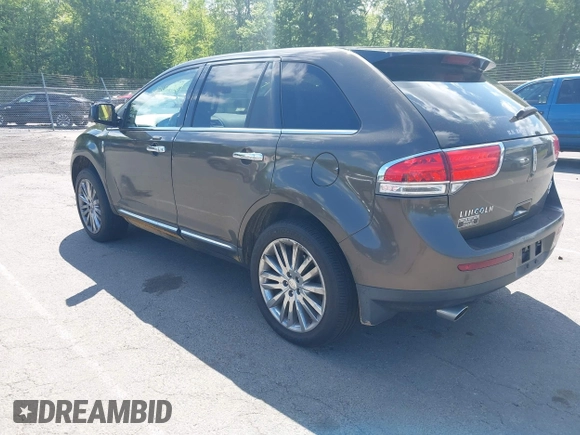 2011 Lincoln MKX z VIN 2LMDJ8JK4BBJ08331, wystawiony jako IAAI lot #42409884 z przebiegiem 214 304 mil mil oraz . Historia ofert i sprzedaży dostępna na DreamBid. Obrazek 3.