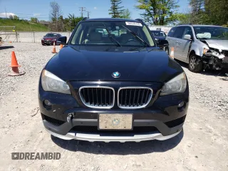 2015 BMW X1 xDrive28i z VIN WBAVL1C53FVY34119, wystawiony jako Copart lot #56539735 z przebiegiem 130 336 mil mil oraz Tytuł czysty. Historia ofert i sprzedaży dostępna na DreamBid. Obrazek 5.