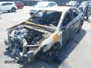 2020 Toyota Camry SE z VIN 4T1G11AK6LU909869, wystawiony jako IAAI lot #42071954 z przebiegiem 61 631 mil mil oraz . Historia ofert i sprzedaży dostępna na DreamBid. Obrazek 6.