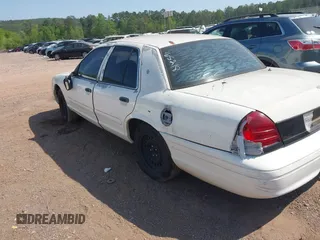 2001 Ford Crown Victoria Police Interceptor z VIN 2FAFP71W21X165218, wystawiony jako IAAI lot #42062199 z przebiegiem 233 978 mil mil oraz . Historia ofert i sprzedaży dostępna na DreamBid. Obrazek 18.