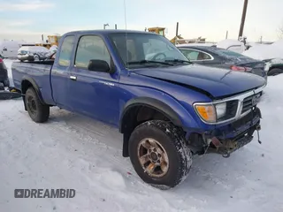 1996 Toyota Tacoma z VIN 4TAWM72N0TZ141615, wystawiony jako IAAI lot #41389576 z przebiegiem 280 342 mil mil oraz . Historia ofert i sprzedaży dostępna na DreamBid. Obrazek 1.