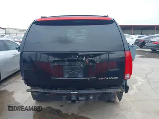 2013 Cadillac Escalade Luxury z VIN 1GYS3BEFXDR127777, wystawiony jako IAAI lot #42390040 z przebiegiem 206 852 mil mil oraz . Historia ofert i sprzedaży dostępna na DreamBid. Obrazek 16.