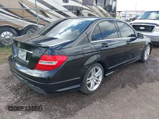2012 Mercedes-Benz C 250 Sport z VIN WDDGF4HB6CR214135, wystawiony jako IAAI lot #42295684 z przebiegiem 147 768 mil mil oraz . Historia ofert i sprzedaży dostępna na DreamBid. Obrazek 4.
