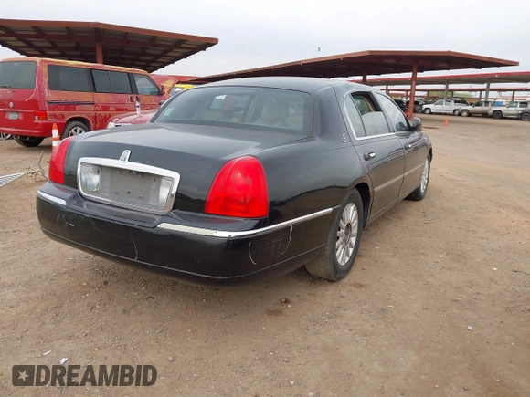 2008 Lincoln Town Car z VIN 2LNHM85WX8X636193, wystawiony jako IAAI lot #41916910 z przebiegiem Nie podano mil oraz . Historia ofert i sprzedaży dostępna na DreamBid. Obrazek 4.