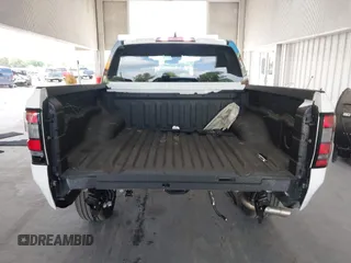 2025 Nissan Frontier S z VIN 1N6ED1EKXSN601669, wystawiony jako IAAI lot #42171057 z przebiegiem 801 mil mil oraz . Historia ofert i sprzedaży dostępna na DreamBid. Obrazek 17.
