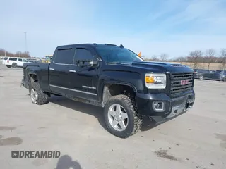 2018 GMC Sierra 2500HD Denali z VIN 1GT12UEY9JF159277, wystawiony jako IAAI lot #41837449 z przebiegiem 132 226 mil mil oraz . Historia ofert i sprzedaży dostępna na DreamBid. Obrazek 1.