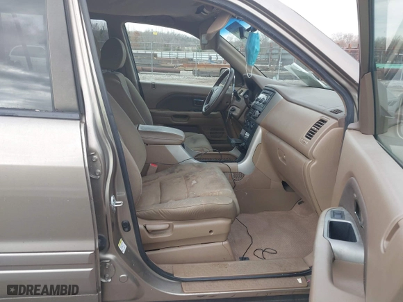 2008 Honda Pilot VP with VIN 5FNYF18248B046859, listed as a IAAI auction lot 41738896 with 524,762 mi miles. Bid and sale history available at carsss.com. Image 5.