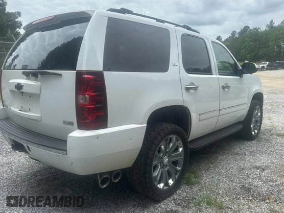 2009 Chevrolet Tahoe LTZ with VIN 1GNFK330X9J100915, listed as a Copart auction lot 55279675 with 254,708 mi miles and Salvage title. Bid and sale history available at DreamBid. Image 4.