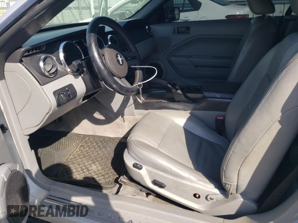 2005 Ford Mustang Deluxe z VIN 1ZVFT84N955199627, wystawiony jako Copart lot #53559625 z przebiegiem 138 799 mil mil oraz Szkoda całkowita • Salvage title. Historia ofert i sprzedaży dostępna na DreamBid. Obrazek 7.