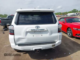2018 Toyota 4Runner SR5 z VIN JTEBU5JR7J5529002, wystawiony jako IAAI lot #42238283 z przebiegiem 19 243 mil mil oraz . Historia ofert i sprzedaży dostępna na DreamBid. Obrazek 17.
