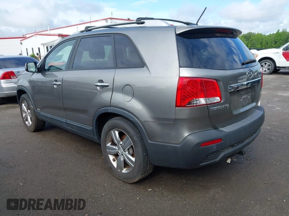 2013 Kia Sorento EX z VIN 5XYKUDA65DG413913, wystawiony jako IAAI lot #42256920 z przebiegiem 115 829 mil mil oraz . Historia ofert i sprzedaży dostępna na DreamBid. Obrazek 3.