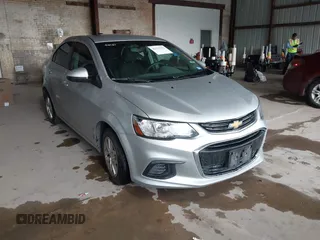 2019 Chevrolet Sonic LT z VIN 1G1JD5SB2K4144335, wystawiony jako IAAI lot #42479272 z przebiegiem 111 453 mil mil oraz . Historia ofert i sprzedaży dostępna na DreamBid. Obrazek 1.