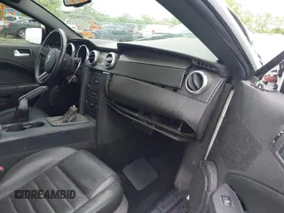 2007 Ford Mustang Shelby GT500 z VIN 1ZVHT88SX75317986, wystawiony jako IAAI lot #42310721 z przebiegiem 44 643 mil mil oraz . Historia ofert i sprzedaży dostępna na DreamBid. Obrazek 5.