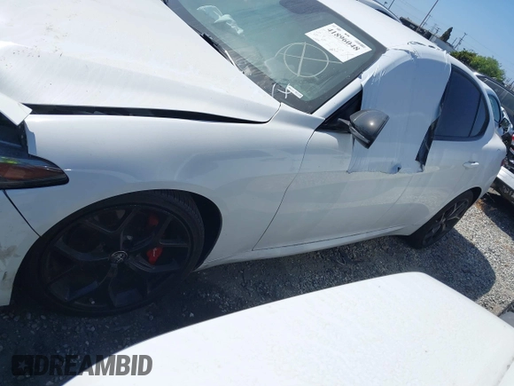 2019 Alfa Romeo Giulia z VIN ZARFAMAN2K7621023, wystawiony jako IAAI lot #41896048 z przebiegiem Nie podano mil oraz . Historia ofert i sprzedaży dostępna na DreamBid. Obrazek 14.