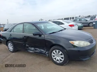 2005 Toyota Camry STD z VIN 4T1BE32K65U383111, wystawiony jako IAAI lot #41735806 z przebiegiem 115 285 mil mil oraz . Historia ofert i sprzedaży dostępna na DreamBid. Obrazek 6.