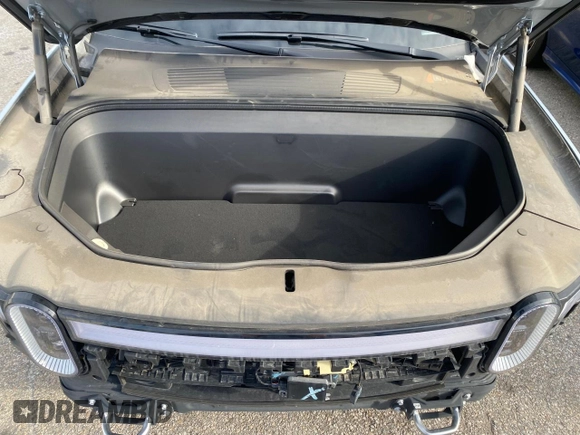2024 Rivian R1S Adventure z VIN 7PDSGBBA7RN044642, wystawiony jako Copart lot #62567904 z przebiegiem 1888 mil mil oraz Szkody całkowita. Historia ofert i sprzedaży dostępna na DreamBid. Obrazek 12.