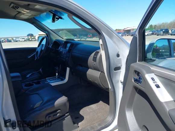 2012 Nissan Pathfinder SV z VIN 5N1AR1NBXCC623537, wystawiony jako IAAI lot #41816762 z przebiegiem 177 261 mil mil oraz . Historia ofert i sprzedaży dostępna na DreamBid. Obrazek 5.