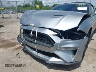 2020 Ford Mustang EcoBoost z VIN 1FATP8UH6L5106537, wystawiony jako IAAI lot #42518474 z przebiegiem 86 971 mil mil oraz . Historia ofert i sprzedaży dostępna na DreamBid. Obrazek 6.