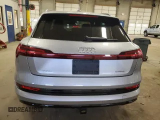 2021 Audi e-tron Premium Plus z VIN WA1LAAGE8MB015982, wystawiony jako Copart lot #47356315 z przebiegiem 43 618 mil mil oraz Nie do naprawy • Non repairable. Historia ofert i sprzedaży dostępna na DreamBid. Obrazek 6.