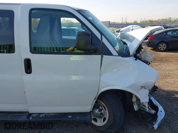 2020 Chevrolet Express Passenger LT z VIN 1GAZGPFG3L1177956, wystawiony jako IAAI lot #42084384 z przebiegiem 76 879 mil mil oraz . Historia ofert i sprzedaży dostępna na DreamBid. Obrazek 16.