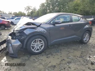 2021 Toyota C-HR LE z VIN JTNKHMBX3M1125525, wystawiony jako Copart lot #72406354 z przebiegiem 43 902 mil mil oraz Szkoda całkowita • Salvage title. Historia ofert i sprzedaży dostępna na DreamBid. Obrazek 1.