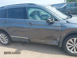 2018 Volkswagen Tiguan SEL z VIN 3VV3B7AX1JM045203, wystawiony jako IAAI lot #42572229 z przebiegiem 104 873 mil mil oraz . Historia ofert i sprzedaży dostępna na DreamBid. Obrazek 6.