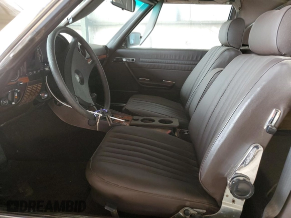 1983 Mercedes-Benz 380 SL z VIN WDBBA45A9DB027768, wystawiony jako Copart lot #49116105 z przebiegiem 154 332 mil mil oraz Czysty tytuł • Clean title. Historia ofert i sprzedaży dostępna na DreamBid. Obrazek 7.