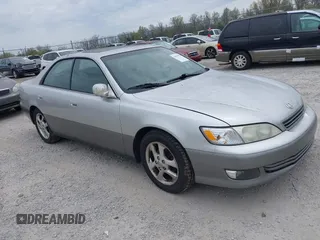 2001 Lexus ES 300 with VIN JT8BF28G015112689, listed as a IAAI auction lot 42075076 with 241,147 mi miles. Bid and sale history available at carsss.com. Image 1.