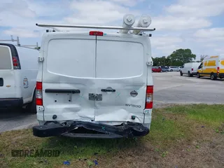 2020 Nissan NV Cargo SV z VIN 1N6BF0KM6LN800927, wystawiony jako IAAI lot #42027239 z przebiegiem 102 724 mil mil oraz . Historia ofert i sprzedaży dostępna na DreamBid. Obrazek 16.