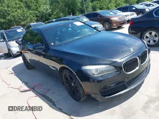 2012 BMW 7 Series 750i z VIN WBAKA8C54CDV99880, wystawiony jako IAAI lot #42457445 z przebiegiem 140 136 mil mil oraz . Historia ofert i sprzedaży dostępna na DreamBid. Obrazek 1.