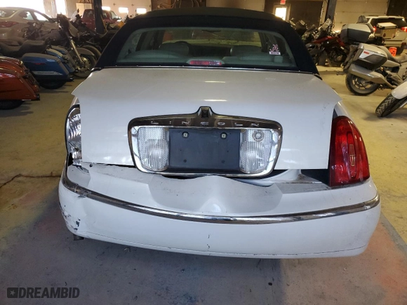 2002 Lincoln Town Car Cartier with VIN 1LNHM83W22Y662670, listed as a Copart auction lot 83526144 with 75,072 mi miles and Salvage Title. Bid and sale history available at carsss.com. Image 6.